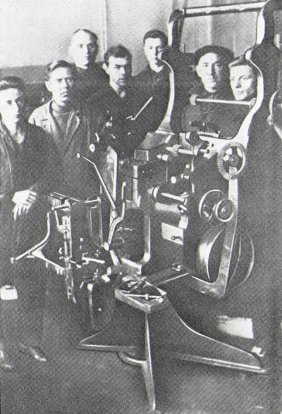 Бригада слесарей, принимавшая участие в сборке первых линотипов. 1932 год.